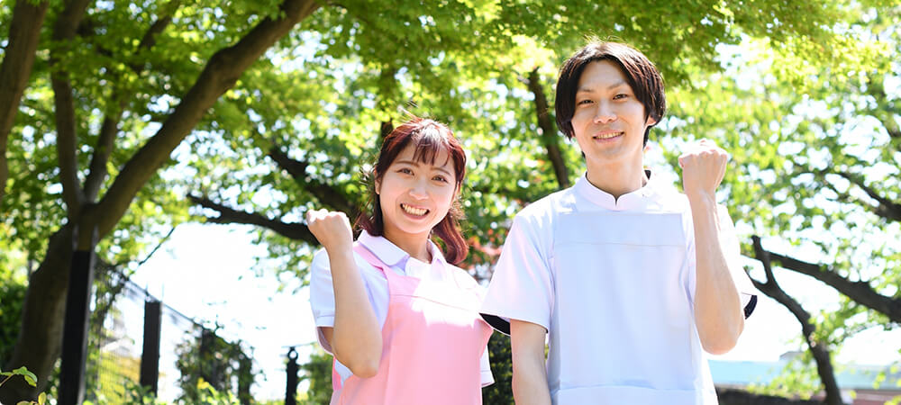 笑顔でガッツポーズをする幼稚園の先生たち